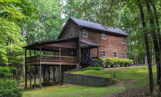 Burlington House | Secluded 3 BR 2.5B Retreat on Lake & 10 Acres near Elon University