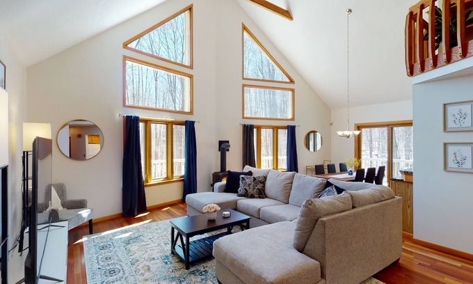 Michaywe Ski Chalet | Secluded 3 Br Luxury Chalet!