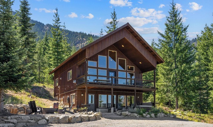 Cle Elum Cabin | Secluded 4-bedroom Cabin Retreat with Game Room, AC, Hot Tub and Amazing View
