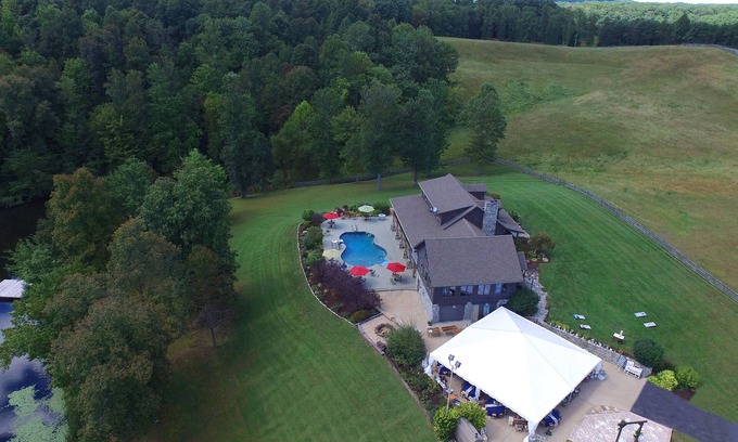 Wellington House | SECLUDED 50 acres/2 LAKES/LOG CABIN/SLEEPS 20/POOL/RED RIVER GORGE/CAVE RUN LAKE