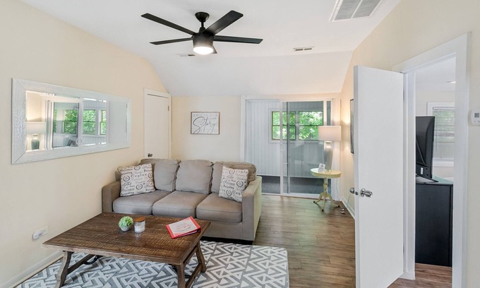 Libertyville Apartment | Secluded Apartment with Heated Garage