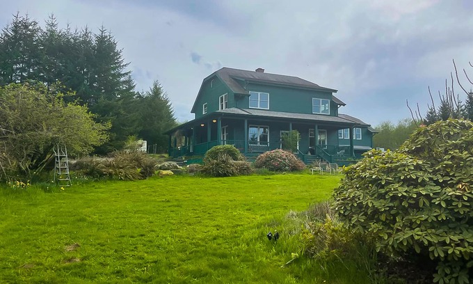 Carrolls House | Secluded Blueberry Farm Retreat on 20 Acres - Wood Fireplace, Dog-Friendly