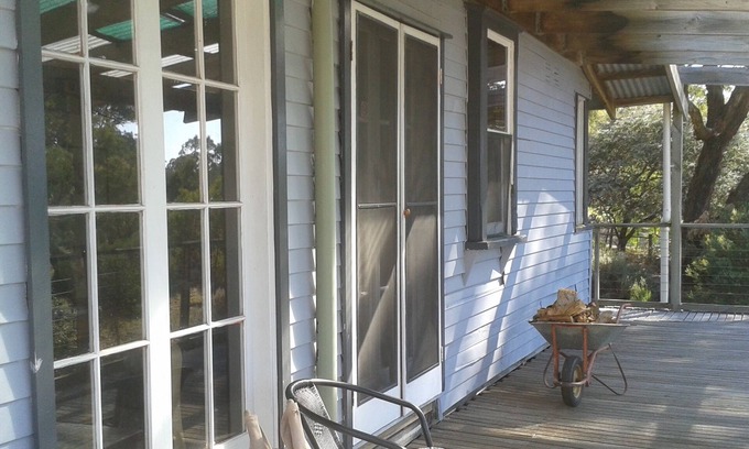 Metcalfe House | Secluded boutique retro 3 bedroom farmhouse. Peace and country tranquility.