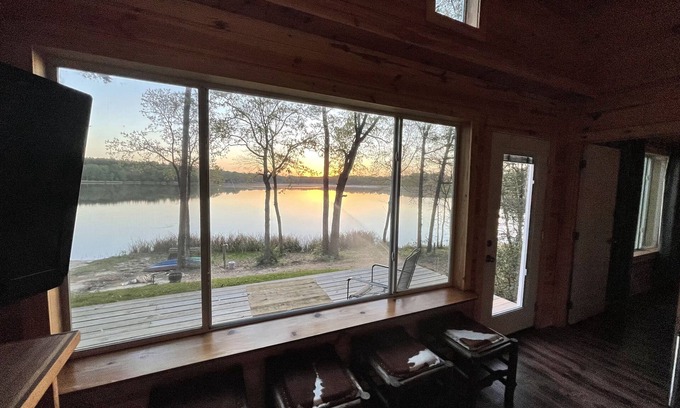 Grapeland Cabin | Secluded Cabin 1 directly on the lake
