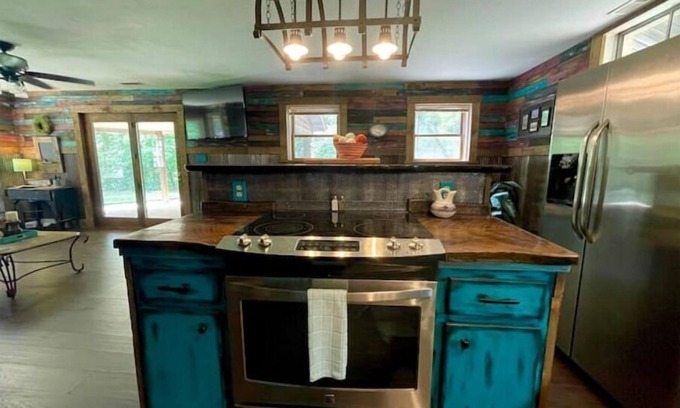Dora Cabin | Secluded cabin adjoins Mark Twain National Forest