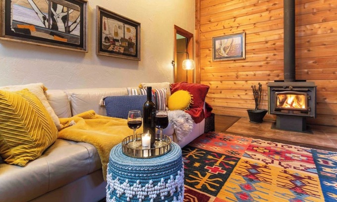 Pomona Cabin | Secluded Cabin. Art. Fast WiFi. Fireplace. New Kitchen