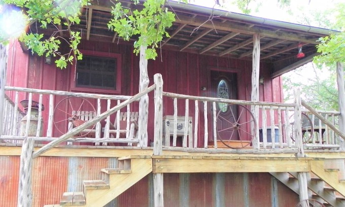 Willow City Cabin | Secluded Cabin w/ outdoor shower, 17min FBG, Willow City Loop, Bell Mtn Winery
