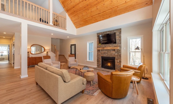 Mountainside House | Secluded Chalet w/Hot Tub & Pool Table