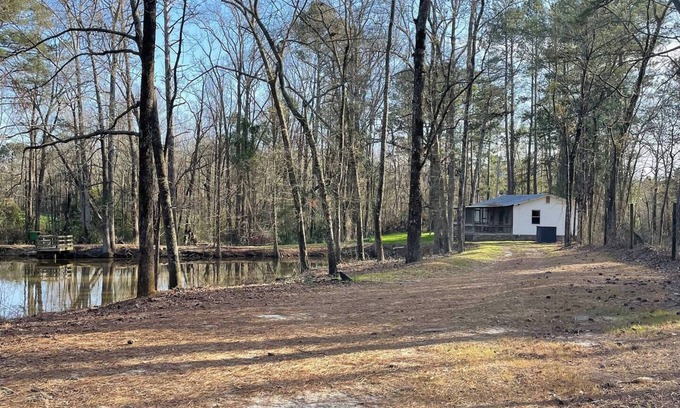 Batesburg Cabin | Secluded Cottage on a Pond in Aiken County-Book now for Master's