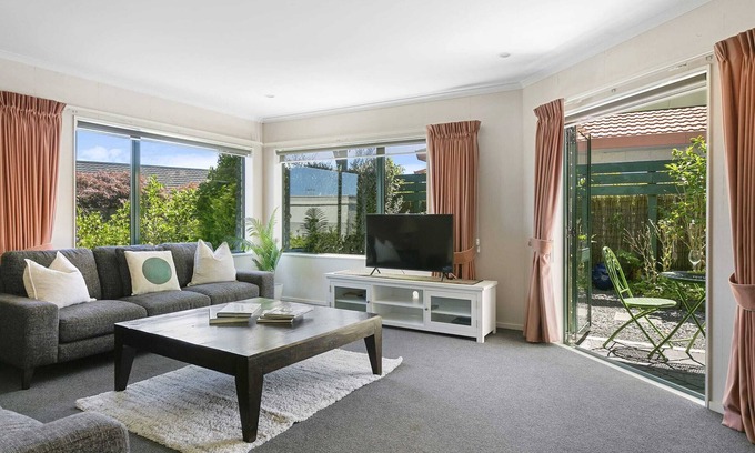 Waipahihi House | Secluded & Cosy - 5min to Town *No Service Fee*