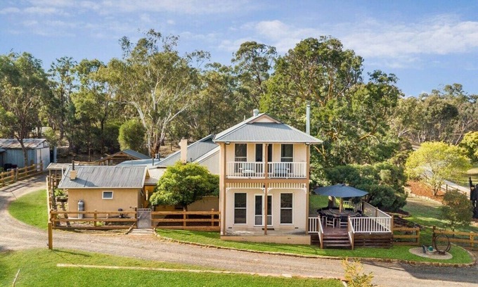 Strathfieldsaye House | Secluded Country Vineyard Estate near Bendigo