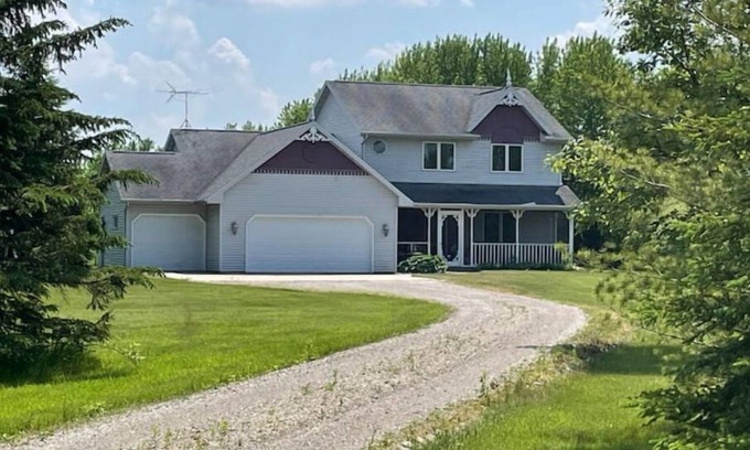 Black Wolf House | Secluded Country Home on 6 Acresn