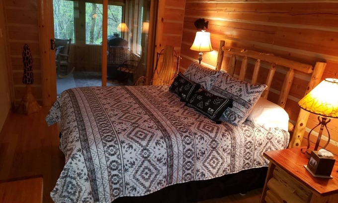 Mahomet Cabin | Secluded cozy 2-bedroom cabin near Champaign in Mahomet on the Sangamon River