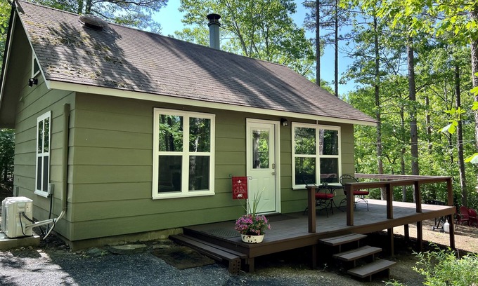 Mena Cabin | Secluded cozy cabin overlooks creek below, close to WPG trails, newly remodeled