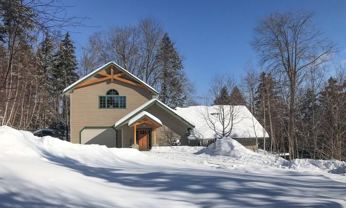 Waitsfield House | Secluded craftsman w/ jetted tub, fireplace, deck & grill!