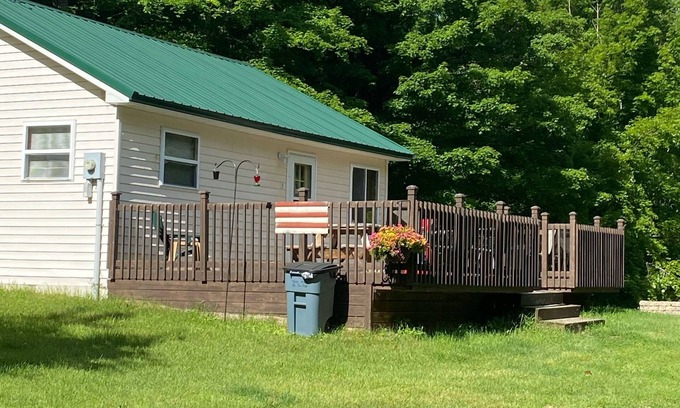 Trout Lake Cabin | Secluded Deerfoot cabin getaway with WIFI near Trout Lake