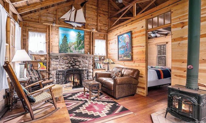 Holland Cottage | Secluded dog-friendly retreat with beach access