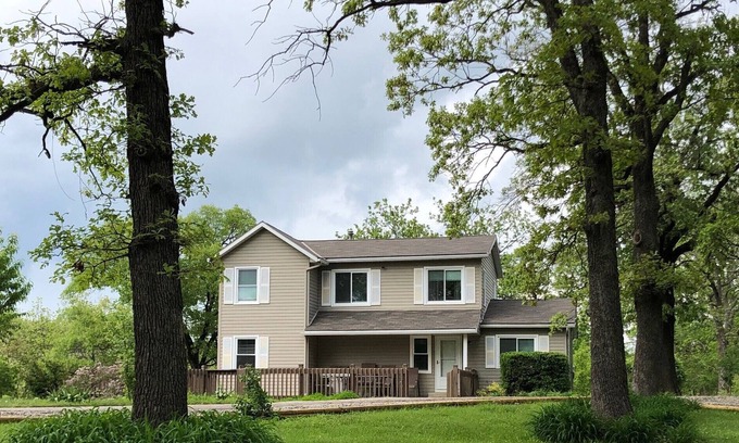 Edwardsville House | Secluded get away, minutes from KC’s favorite attractions!