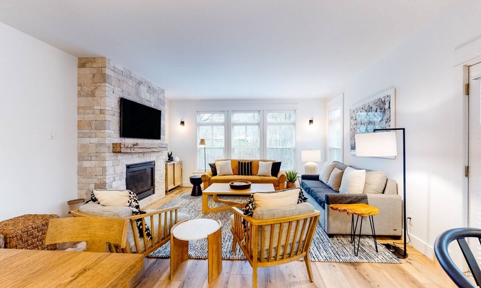 The Blue Mountains Condo | Secluded Getaway near Blue Mountain Village w/Free WiFi, Gas Grill, and W/D