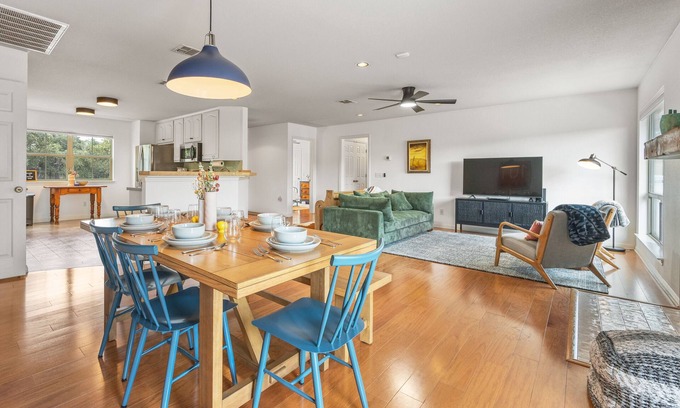 Henly House | Secluded Hill Country Retreat | Family & Pet-Friendly
