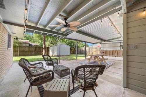 El Lago House | Secluded Home El Jardin Beach high speed internet Arcade Close to Kemah & NASA 5 STAR SUPER HOST