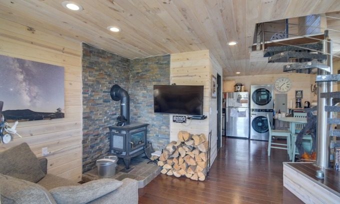 Stagetop Cabin | Secluded Jefferson Cabin w/Deck + Mountain Views!