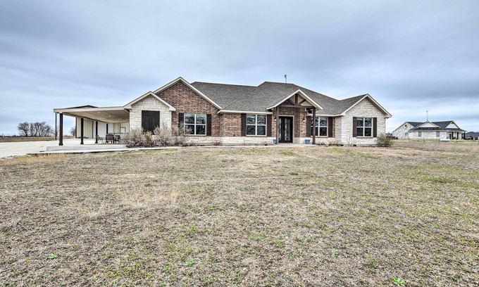 Era House | Secluded Krum Home w/Patio & Gas Grill!