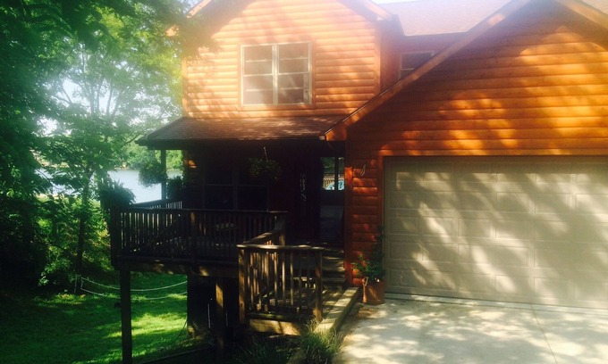 Putnam House | Secluded Lake front house with private beach