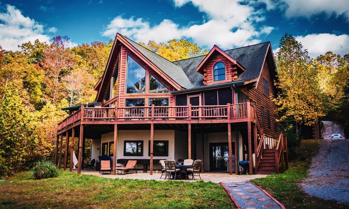 Staunton River House | Secluded Lakefront Cabin Resort: 5400sqft 6BR, 5ba