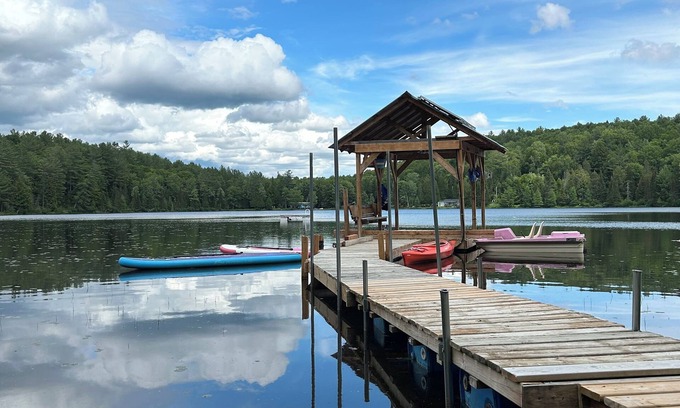 Thorne House | Secluded Lakefront Off-Grid Cottage - A perfect Getaway for the family. n