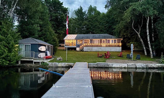 Selwyn Cottage | Secluded Lakeside 3BR Cottage, Paddleboards, Canoe, FirePit
