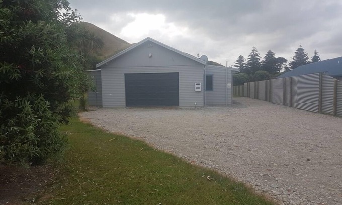 Mahia House | Secluded Large Family Home and Section
