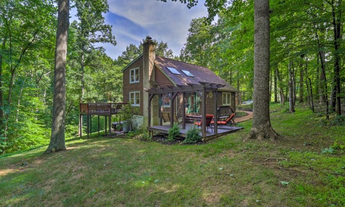 Aldie House | Secluded Leesburg Retreat with Private Hot Tub!