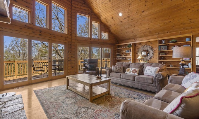 Ridgedale Cabin | Secluded Log Cabin, Billiards, Lake Views, Free Daily Attraction Tickets, Close to Big Cedar!