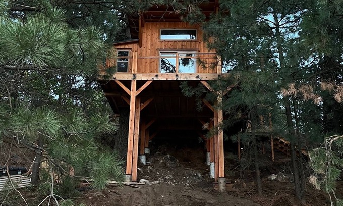 Moscow Cabin | Secluded Luxury 1-bedroom Treehouse in Moscow for a cozy getaway