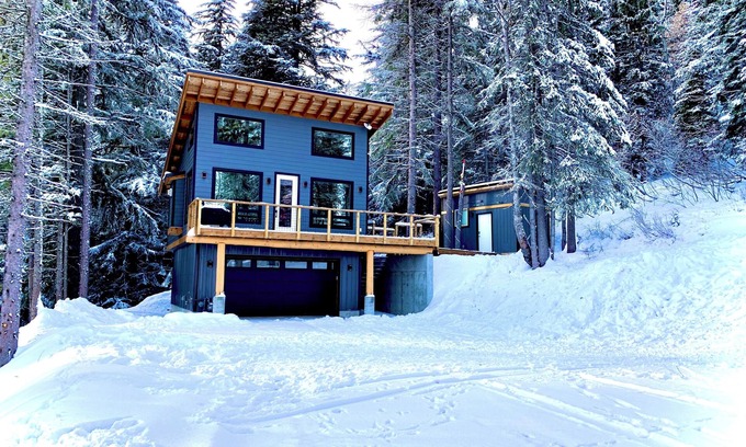 Sandpoint Cabin | Secluded Luxury: Your Cabin, Your Hot Tub, Your Vacation!