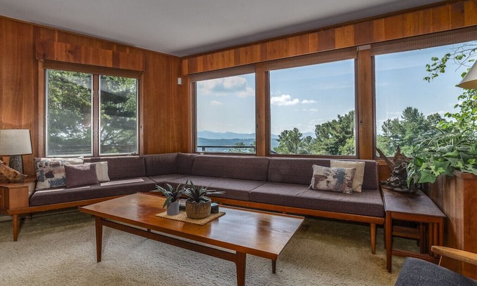 Lexington House | Secluded Mid-Century Retreat w/mtn views, near WLU, WMI