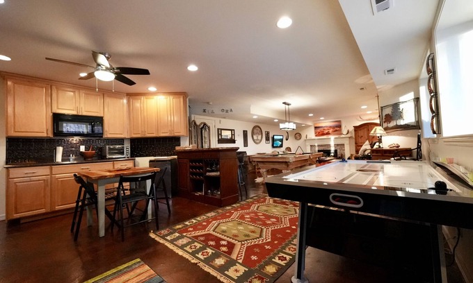 Sandy House | Secluded Mountain Escape ★ XL Hot Tub ★ Close to Ski Fields ★ 1G Fiber