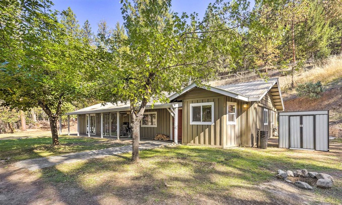 Douglas City House | Secluded Mountain Home near River - Dog-Friendly