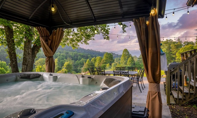 Robbinsville Cabin | Secluded Mountain Getaway! Hot tub! TailofDragon