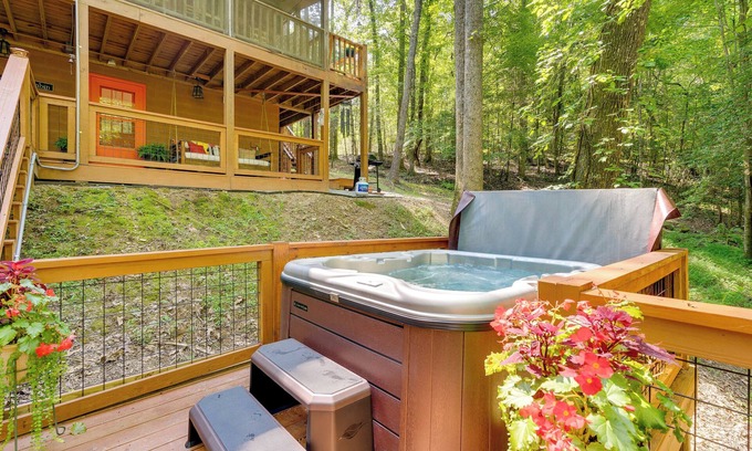 Murphy Apartment | Secluded Murphy Vacation Rental w/Private Hot Tub