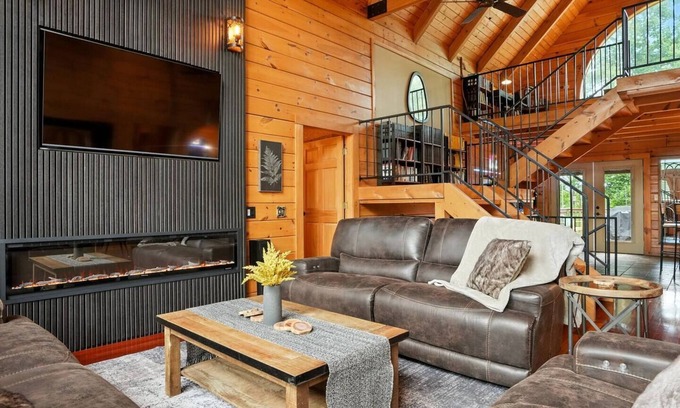 Ashland City Cabin | Secluded Nashville Luxury Lodge