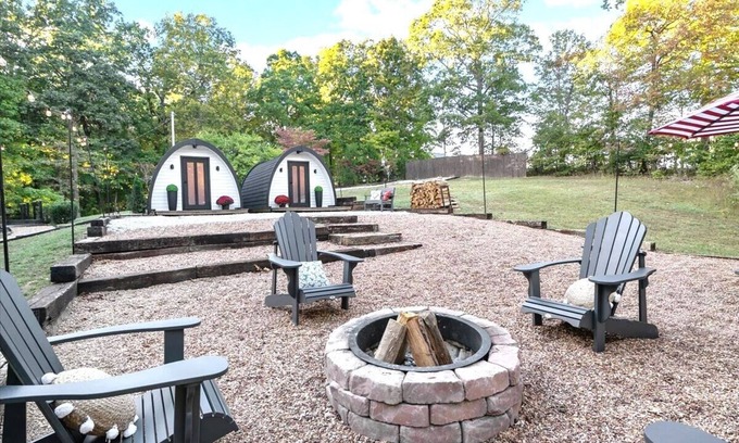 White Bluff RV Rental | Secluded Nashville Area Luxury Glamping w/Hot Tub; 5 Acres; Pet Friendly