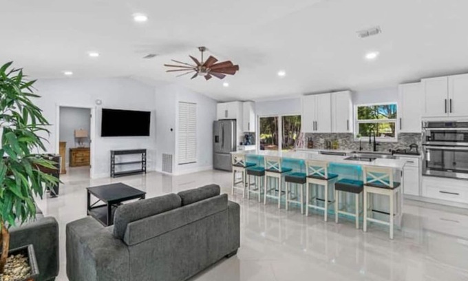 Hunt Club House | Secluded Palm Beach Oasis