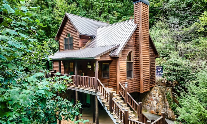 Wears Valley Cabin | 🌞SECLUDED PARADISE🌞 New HOT TUB! Close to GSM/PF/GB🌲