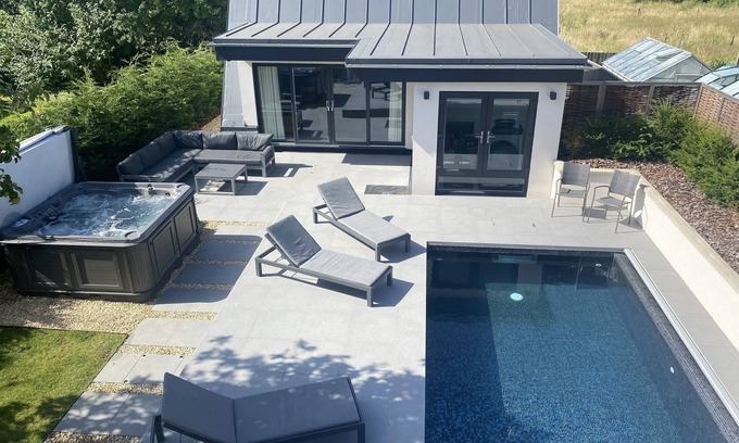 Cuddesdon House | Secluded Pool House with private pool and hot tub.