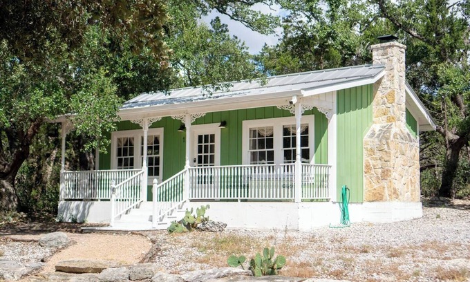 Canyon Lake Cottage | Secluded, Quiet 1B/1B Luxury Private Farm Stay