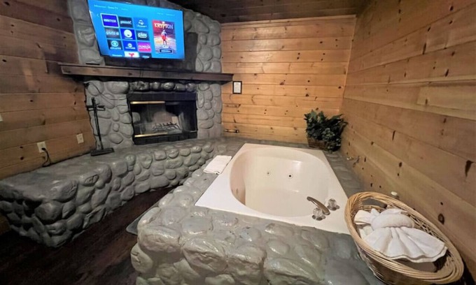 Big Bear Lake Cabin | Secluded, Quiet 2bd Suite w/Tub - Bear Manor #16