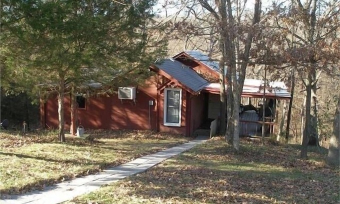Highland Center Cabin | SECLUDED QUIET 2BR 1BATH CABIN IN THE WOODS. Between Bloomfield & Ottumwa