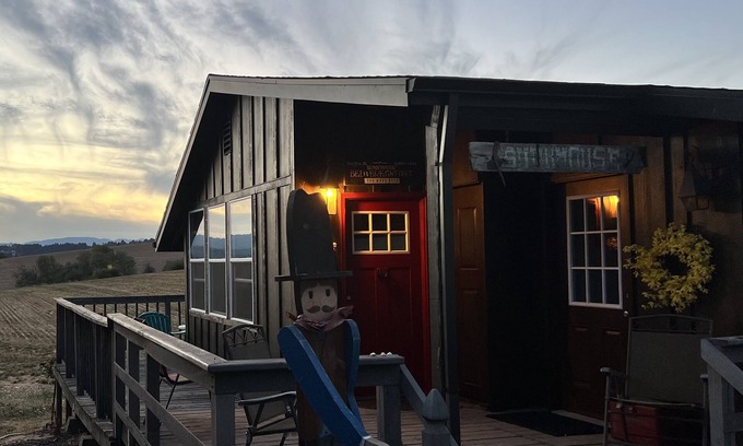 Banks House | Secluded Quiet Country Getaway- The Bunkhouse- Spectacular views and sunsets.